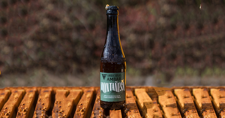  Ambiciosa Ambar Montañesa: una cerveza que reúne la frescura de los aromas de las hierbas del Pirineo con los matices dulces de las mieles del Moncayo