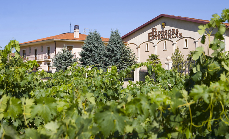 Bodegas Estraunza cumple un cuarto de siglo