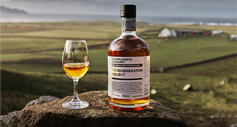 La destilería de ginebra y whisky escocés Bruichladdich es la primera en recibir el sello B Corp por sus técnicas de cultivo sostenibles