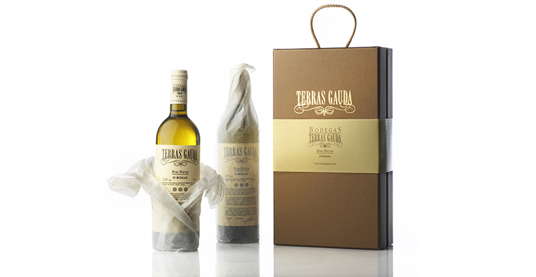 Estuche de oro con dos botellas de marcada singularidad, ideal para maridar con marisco