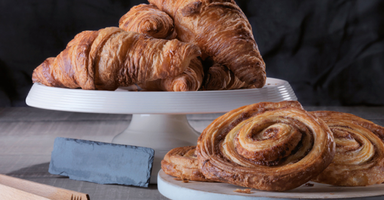 croissant vegano y rollo de canela