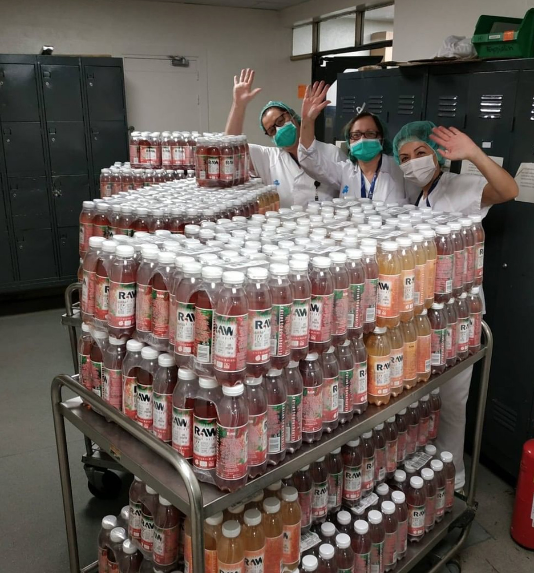 RAW Superdrink entrega 18.000 botellas a los hospitales de España