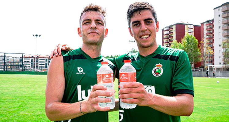 Jugadores de Racing Iñigo Vicente e Iñigo Sanz con Agua de Solares