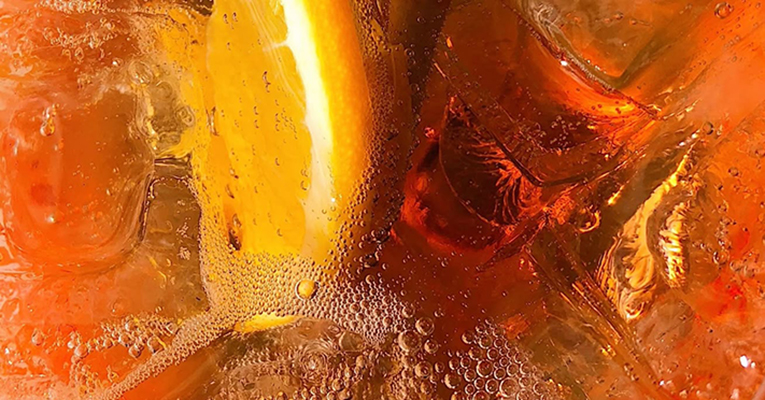 Publicidad de bebidas espirituosas: cómo destacar sin postureo en un mundo sobresaturado