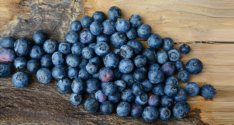 Arándanos y frambuesas que dan color, sabor y hacen más saludables los platos