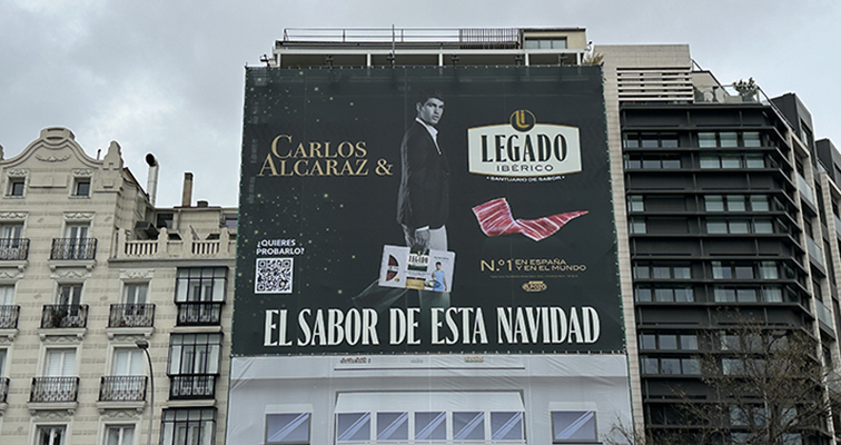 Carlos Alcaraz y Legado Ibérico celebran el ‘Sabor de esta Navidad’ con una gran lona en Madrid