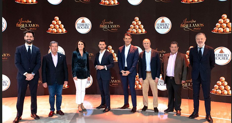 Ferrero Rocher pueblos iluminación 2025