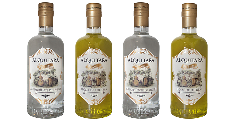 Aguardiente de orujo y licor de hierbas de destilación propia y artesanal